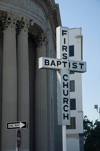 iglesia bautista first baptist church - christianity spirituality religion one way fotografías e imágenes de stock