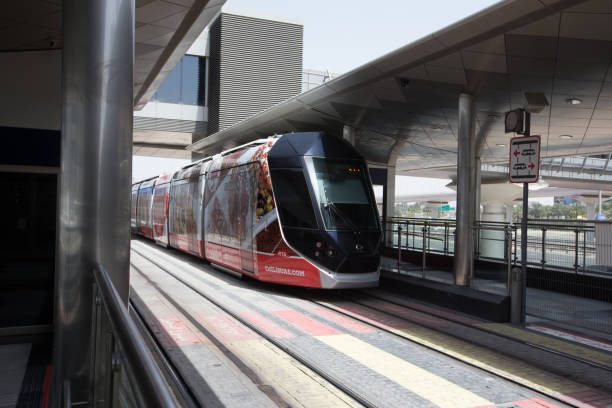 die dubai tram in dubai, vereinigte arabische emirate - united arab emirates train dubai light rail stock-fotos und bilder