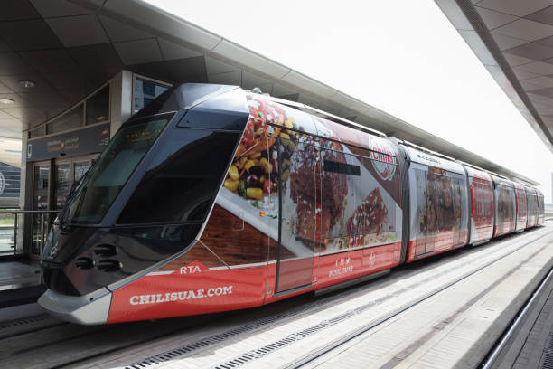 die dubai tram in dubai, vereinigte arabische emirate - united arab emirates train dubai light rail stock-fotos und bilder