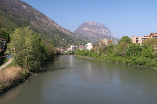 view on the isère river and the dent de crolles - crolles imagens e fotografias de stock