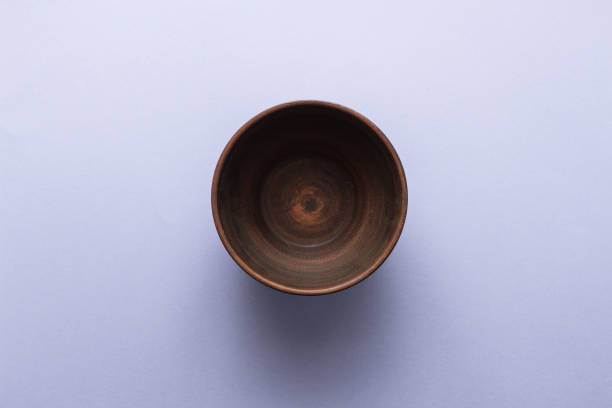 istock Empty brown plate on pastel purple background, top view, flat lay 943418352