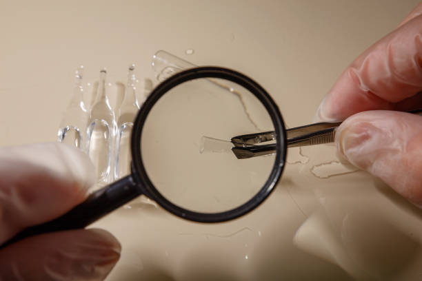 istock Investigation of counterfeit 943418582