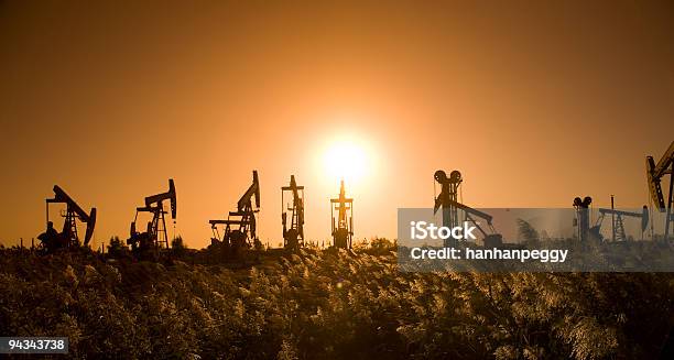 Sylwetka Pompy Oleju - zdjęcia stockowe i więcej obrazów Krajobraz - Krajobraz, Szyb naftowy, Pole naftowe