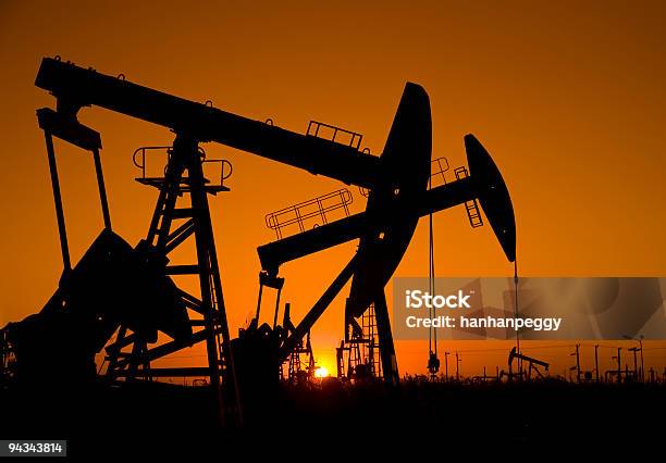 Foto de Silhueta De Petróleo Pumpjack e mais fotos de stock de Aço - Aço, Cena Rural, Combustível fóssil