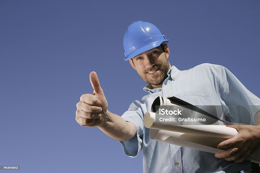 Ingeniero que aceptar y una sonrisa - Foto de stock de 25-29 años libre de derechos