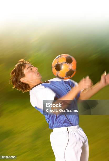 최고음질 Footballer 중지 Ball 공-스포츠 장비에 대한 스톡 사진 및 기타 이미지 - 공-스포츠 장비, 유방, 흉부-상체