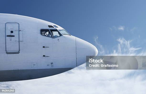 Photo libre de droit de Avion Volant En Face De Ciel Bleu banque d'images et plus d'images libres de droit de Cockpit - Cockpit, Ciel, Bleu