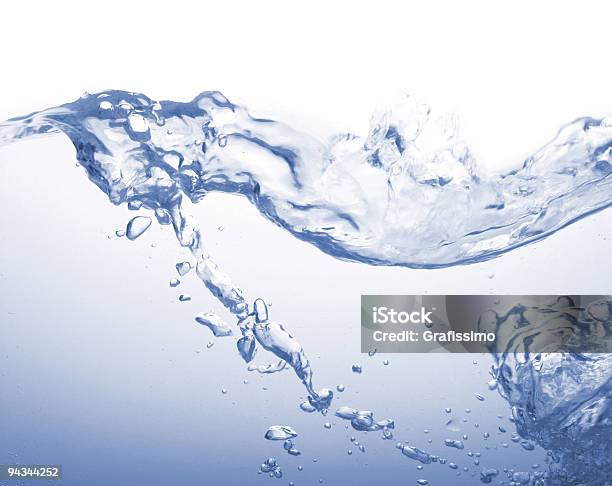 Água Azul Com Bolhas E Onda Visível Ao Lado De - Fotografias de stock e mais imagens de Abstrato - Abstrato, Acontecimentos da Vida, Azul