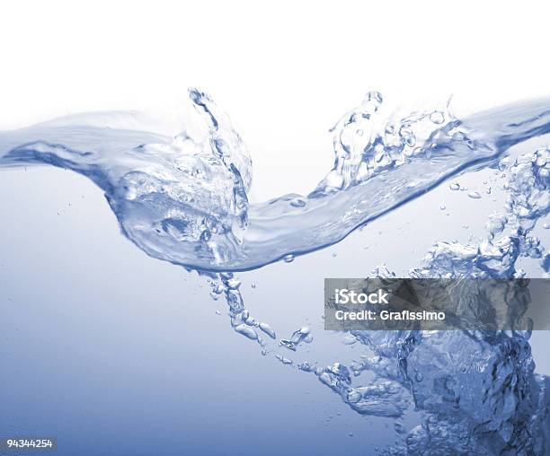 Salpicaduras De Agua Con Burbujas Aisladas En Blanco Azul Foto de stock y más banco de imágenes de Abstracto