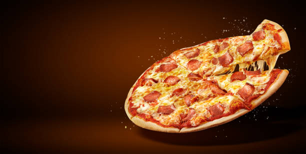 concepto promocional flyer y cartel para restaurantes o pizzerías, plantilla con pizza de pepperoni de delicioso sabor, mozzarella queso y copia el espacio para su texto - pizza fotografías e imágenes de stock