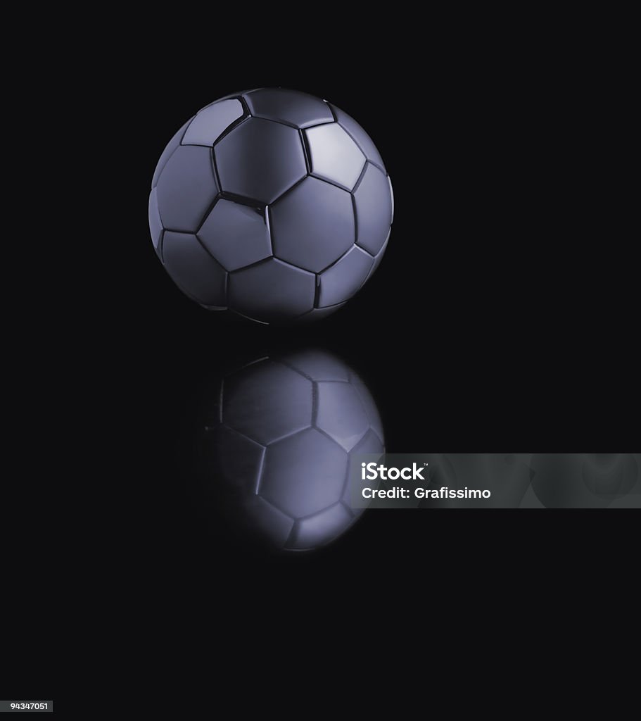 Metallo Pallone da calcio in the dark - Foto stock royalty-free di Acciaio