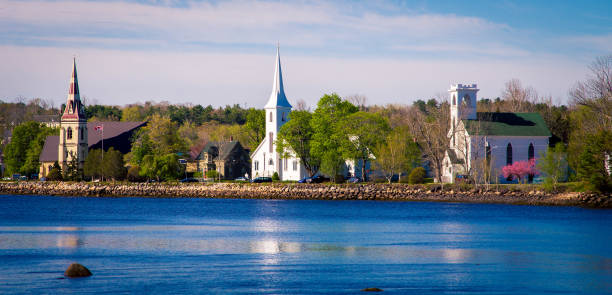 églises de mahone bay (nouvelle-écosse) - mahone bay photos et images de collection