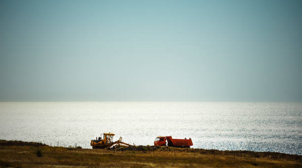 dzikie wybrzeże - clear sky construction vehicle bulldozer commercial land vehicle zdjęcia i obrazy z banku zdjęć