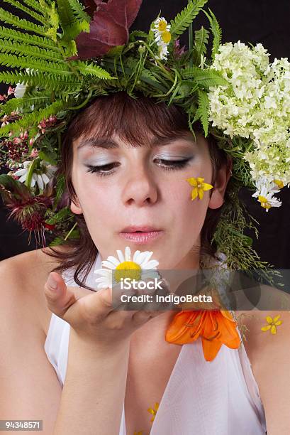 Junge Schöne Mädchen Stockfoto und mehr Bilder von Blasen - Blasen, Blume, Blumenbouqet
