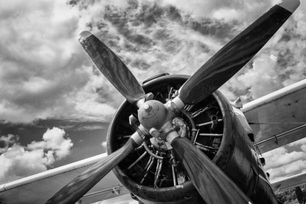 cerca del viejo avión en blanco y negro - garlopa fotografías e imágenes de stock