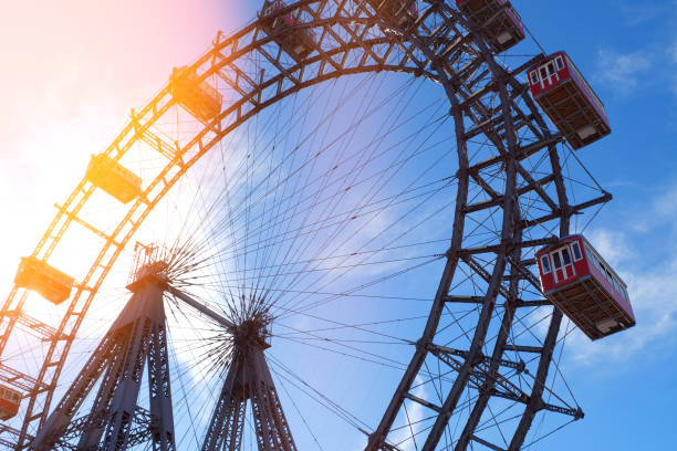 the famous ferris wheel in vienna; riesenrad im wiener prater, austria - prater park imagens e fotografias de stock