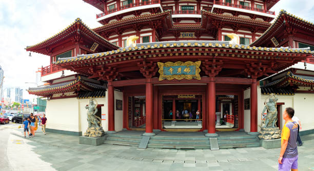 los turistas visitan templo de reliquia del diente de buda de singapur - traditional culture dragon old asian culture fotografías e imágenes de stock