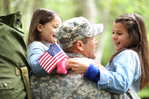 family welcomes home usa army soldier. - military armed forces family veteran imagens e fotografias de stock