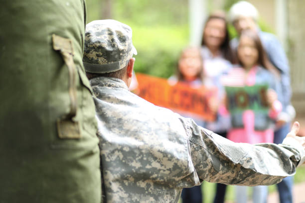 rodzina wita żołnierza armii usa. - arms outstretched greeting house women zdjęcia i obrazy z banku zdjęć