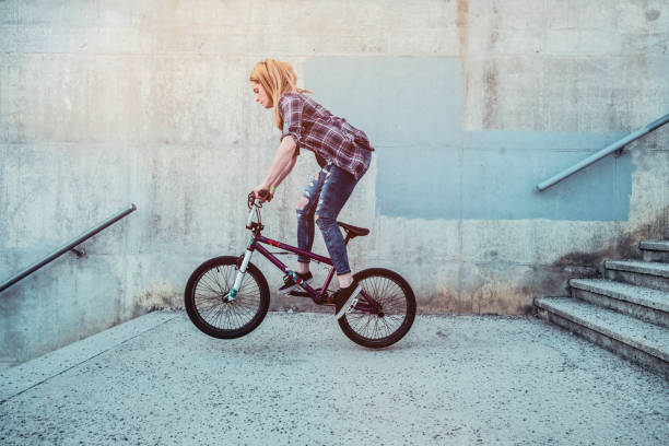 istock Young woman cycling with flatland bmx 943539340