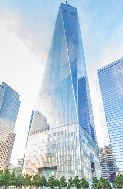 ニューヨーク、アメリカ合衆国 (2017 年 8 月)-1 つ世界展望台やフリーダム タワーはニューヨーク市に位置しています。低いマンハッタンのスカイラインで建築の近代的な建物。 - lower downtown ストックフォトと画像