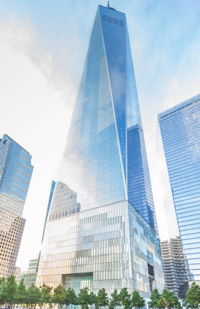 nova iorque, eua (agosto de 2017)-um mundo observatório ou freedom tower localizado na cidade de nova york. construções arquitetônicas modernas no horizonte de manhattan inferior. - lower downtown - fotografias e filmes do acervo