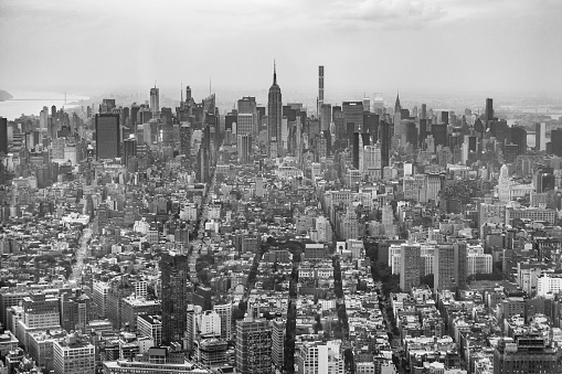 Avond foto van de skyline van nyc vanaf een dakterras genomen in juli 2023 met de stad die nooit slaapt met mooie verlichte gebouwen