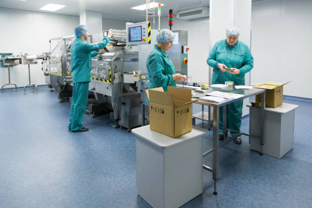 istock Pharmaceutical factory workers in sterile environment 943557446