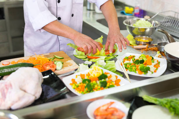 istock Chef preparing salad in asian restaurant 943557488