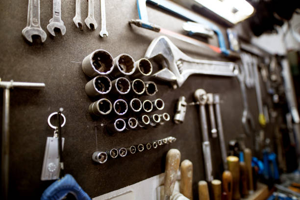 suporte de ferramenta de oficina com uma chave inglesa e o conjunto de chave de soquetes. - mechanic tools - fotografias e filmes do acervo
