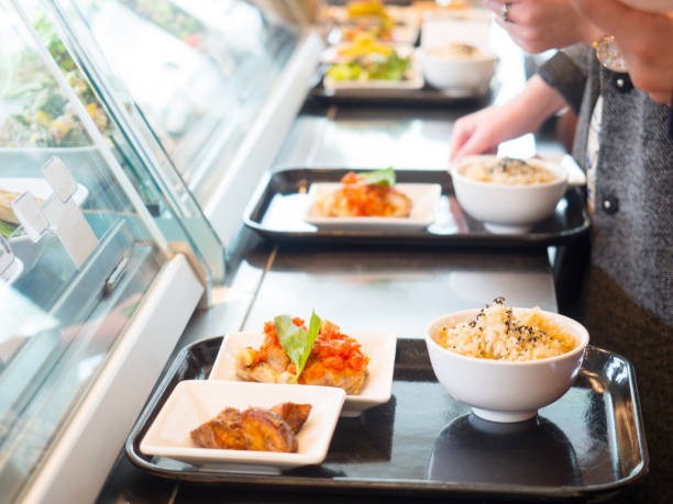 zamawianie lunchu - serving food restaurant chicken zdjęcia i obrazy z banku zdjęć