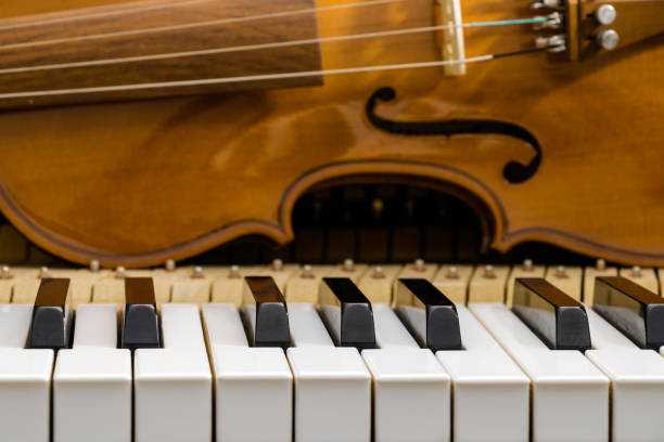 istock violin on the piano keyboard 943579044
