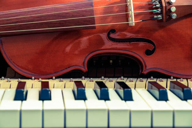 istock violin on the piano keyboard 943579152