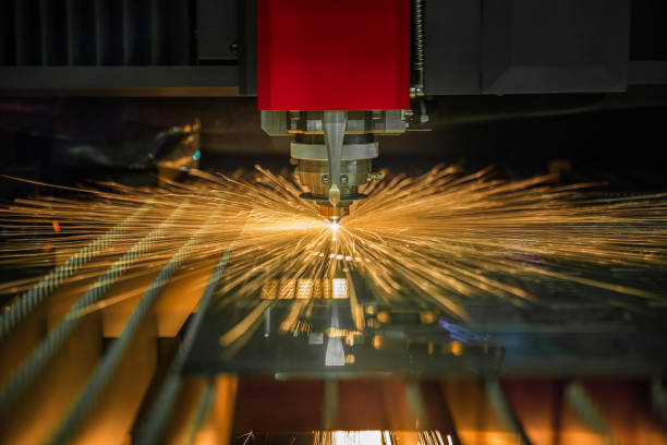 cuting de laser cnc operar folha de aço cuting na fábrica - equipment accuracy laser flame - fotografias e filmes do acervo