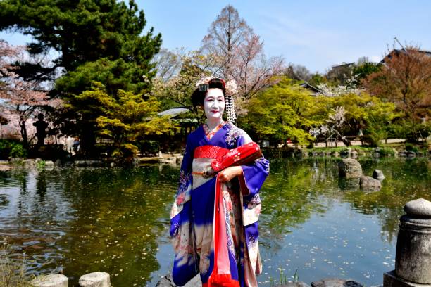 donna giapponese in costume e acconciatura di maiko che si gode la primavera di kyoto - stage makeup make up women body paint foto e immagini stock
