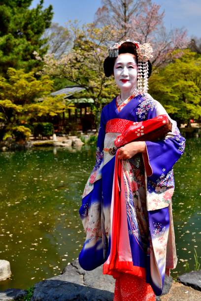 donna giapponese in costume e acconciatura di maiko che si gode la primavera di kyoto - stage makeup make up women body paint foto e immagini stock
