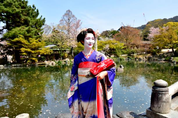 donna giapponese in costume e acconciatura di maiko che si gode la primavera di kyoto - stage makeup make up women body paint foto e immagini stock