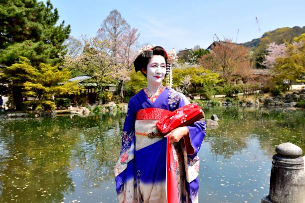 donna giapponese in costume e acconciatura di maiko che si gode la primavera di kyoto - stage makeup make up women body paint foto e immagini stock