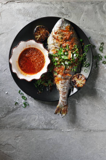 dentice intero alla brace con salsa - prepared fish seafood barbecue grilled foto e immagini stock