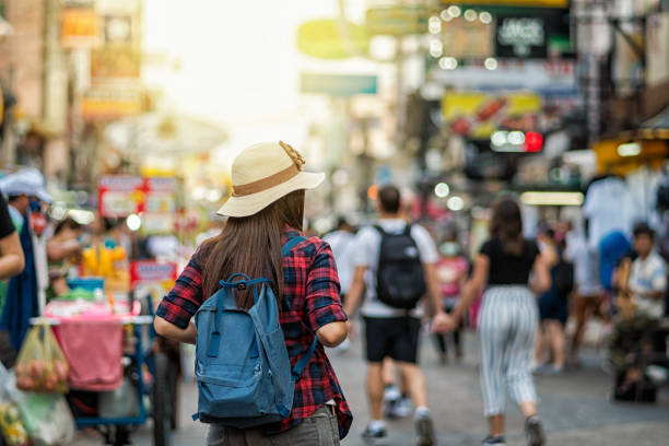 parte de jóvenes asiáticos viajan a mujeres caminando y mirando en khaosan road a pie de calle en la noche en bangkok, tailandia, viajero y turista concepto posterior - khao san road fotografías e imágenes de stock