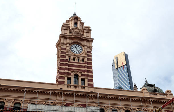 melbourne – as duas torres da cidade - melbourne australia clock tower clock - fotografias e filmes do acervo