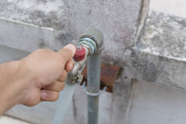 istock open or close the faucet 943623422