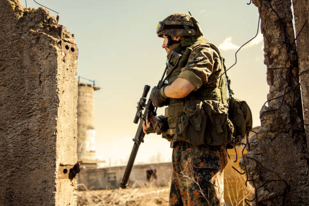 soldado en la guerra con los brazos - airsoft fotografías e imágenes de stock