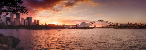 panorama du coucher du soleil de sydney harbor - opera house sydney australia australia bay photos et images de collection