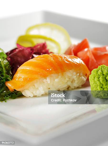 Salmão Sushi - Fotografias de stock e mais imagens de Almoço - Almoço, Arroz - Alimento Básico, Branco