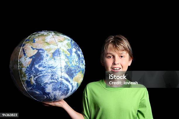 남자아이 쥠 세계 지구별 Ball In 손을 개념에 대한 스톡 사진 및 기타 이미지 - 개념, 검정색 배경, 과학
