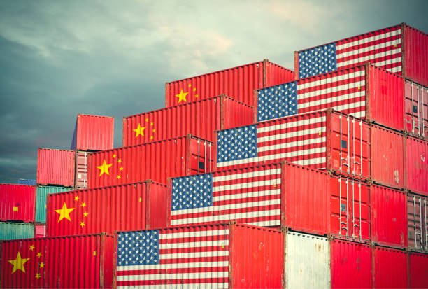 frachtcontainer mit chinesen und usa flagge - china stock-fotos und bilder