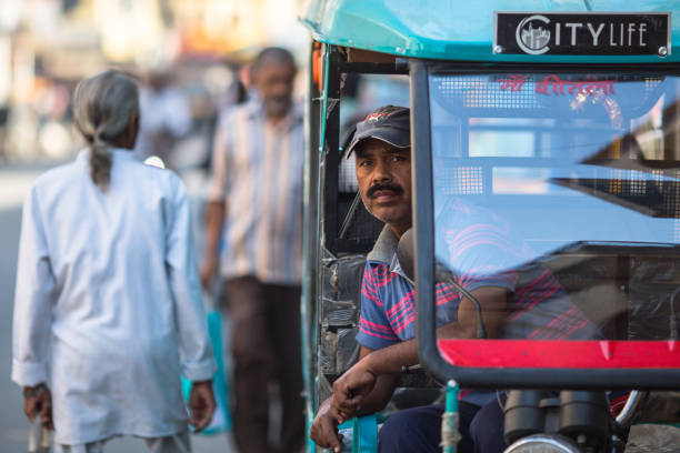 indian trishaw czeka pasażerów na ulicy. - autorick zdjęcia i obrazy z banku zdjęć