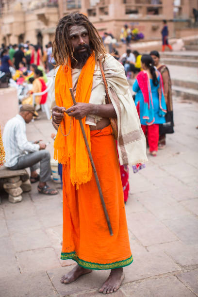 sadhu sui ghat del fiume gange. - 13431 foto e immagini stock