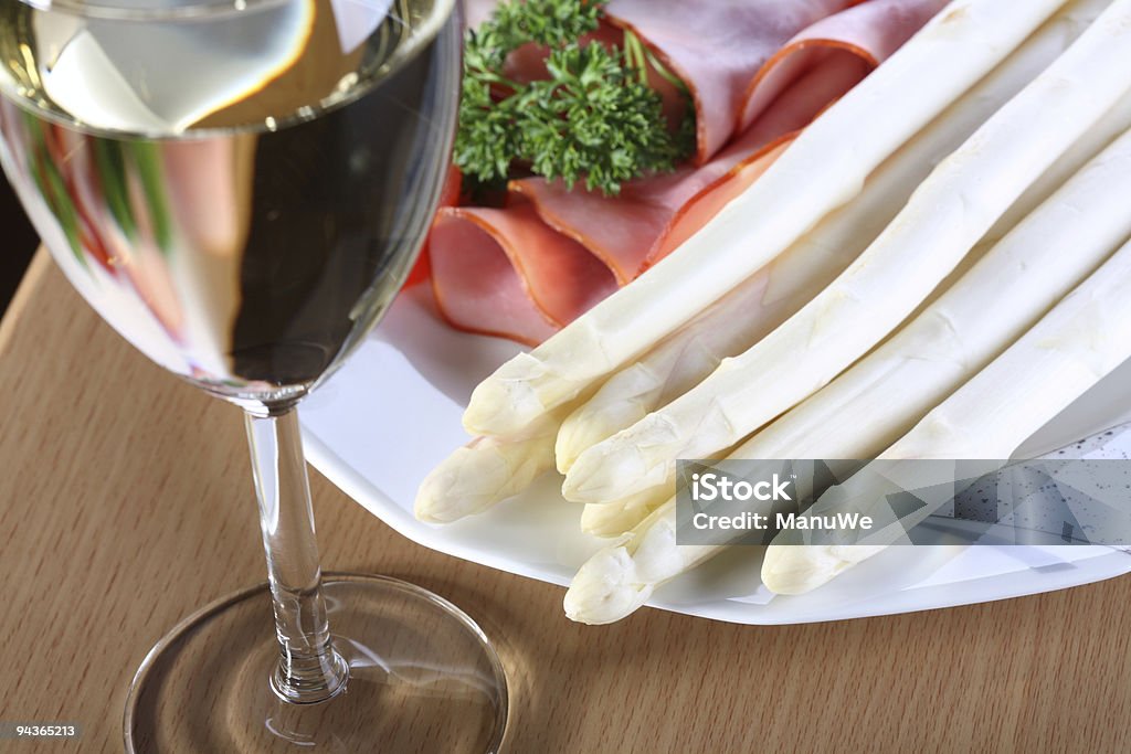 Pasto con asparagi e vino bianco - Foto stock royalty-free di Asparago